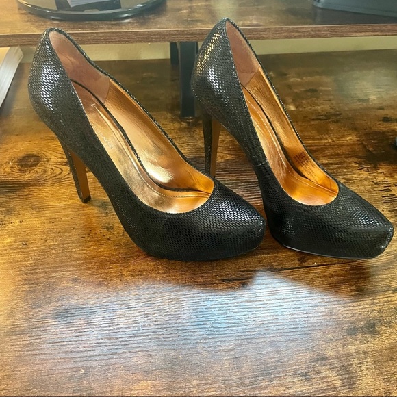 BCBGeneration Black Platform Heels - Size 8 - Picture 4 of 8